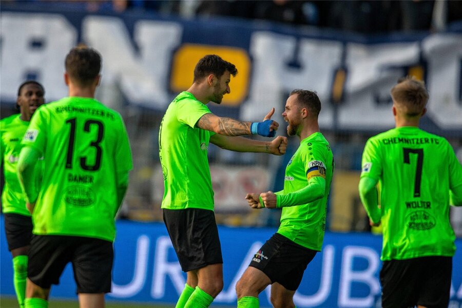 Chemnitzer FC zeigt starke Reaktion nach Klatsche in Erfurt - Dejan Bozic (links) feiert seinen Treffer zum 1:0 für den CFC mit Vorbereiter Tobias Müller.