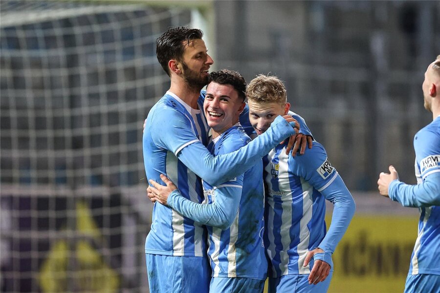 Chemnitzer FC: Zwei späte Tore entscheiden die Partie gegen Hansa Rostock II - Torschütze Leon Damer (Mitte) feiert mit seinen Mitspielern des Chemnitzer FC den Treffer zum 2:0 über Hansa Rostock II.