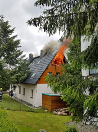 Chemnitzer Feuerwehr rückt wegen Dachstuhlbrand aus - 