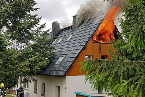 Chemnitzer Feuerwehr rückt wegen Dachstuhlbrand aus