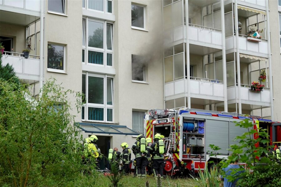 Chemnitzer Feuerwehr rückt zu Küchenbrand in die Parkstraße aus - An der Parkstraße war am Mittag das Feuer in einem Mehrfamilienhaus ausgebrochen.