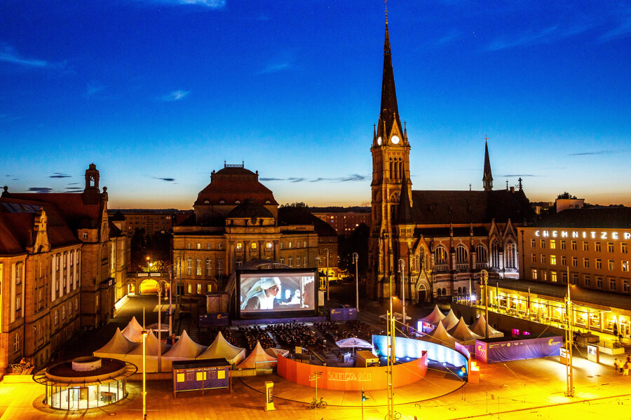 Chemnitzer Filmnächte: Petition für den Erhalt auf dem Theaterplatz übergeben - 