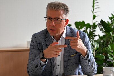 Chemnitzer Finanzbürgermeister wirft Grünen Verleumdung vor – OB Schulze ruft zur Mäßigung auf - Der Chemnitzer Finanzbürgermeister Ralph Burghart wehrt sich gegen Vorwürfe, auf Kosten von Kindern und Jugendlichen zu sparen. „Genau das versuchen wir zu verhindern“, betont er.