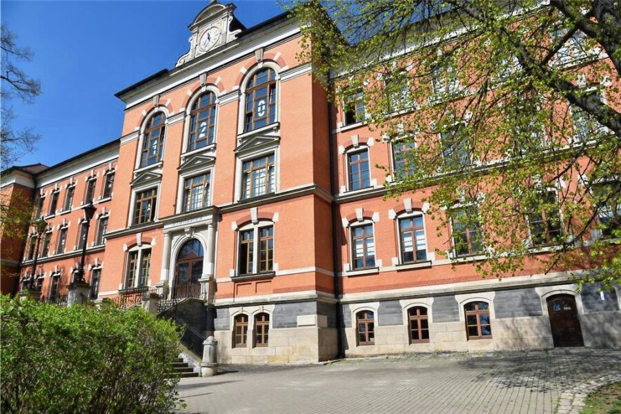 Chemnitzer Firma reinigt Oelsnitzer Gymnasium - Das Julius-Mosen-Gymnasium in Oelsnitz.