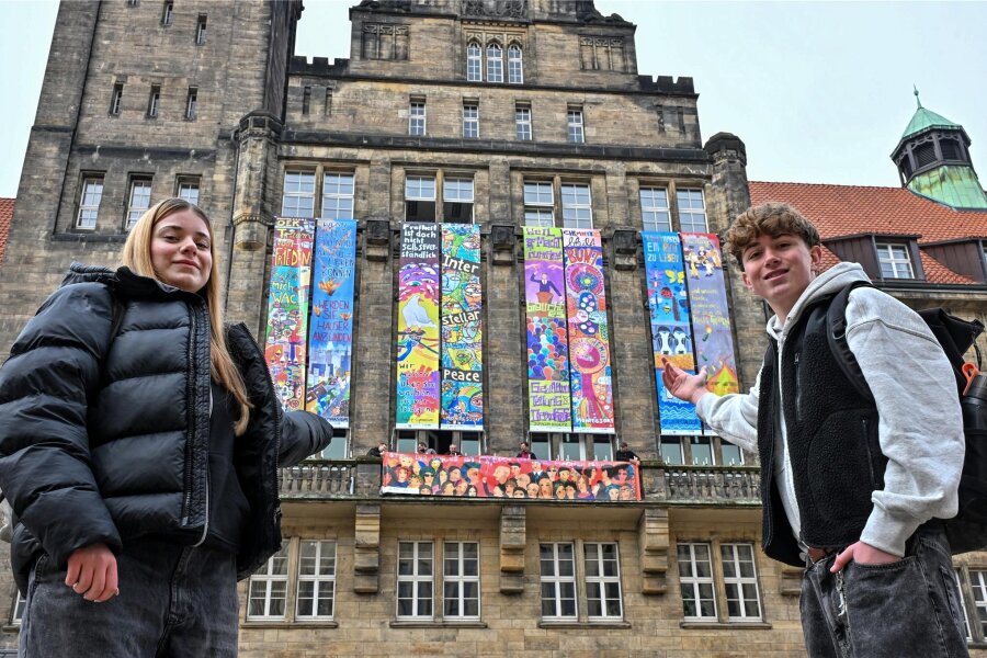 Chemnitzer Friedenstag: Kunstwerk von Gymnasiasten hängt jetzt riesengroß am Rathaus - Emma Wagner und Julian Wild haben eines der Banner am Rathaus gestaltet. Ihres ist das zweite von links.