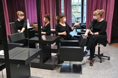 Chemnitzer Friseurin vermietet ihre Salonstühle - Heike Resch-Saupe (links) ist zufrieden mit ihrem Pilotprojekt Stuhlmiete. Jeannine Freitag hatte bei ihr vier Wochen einen Stuhl gemietet. 
