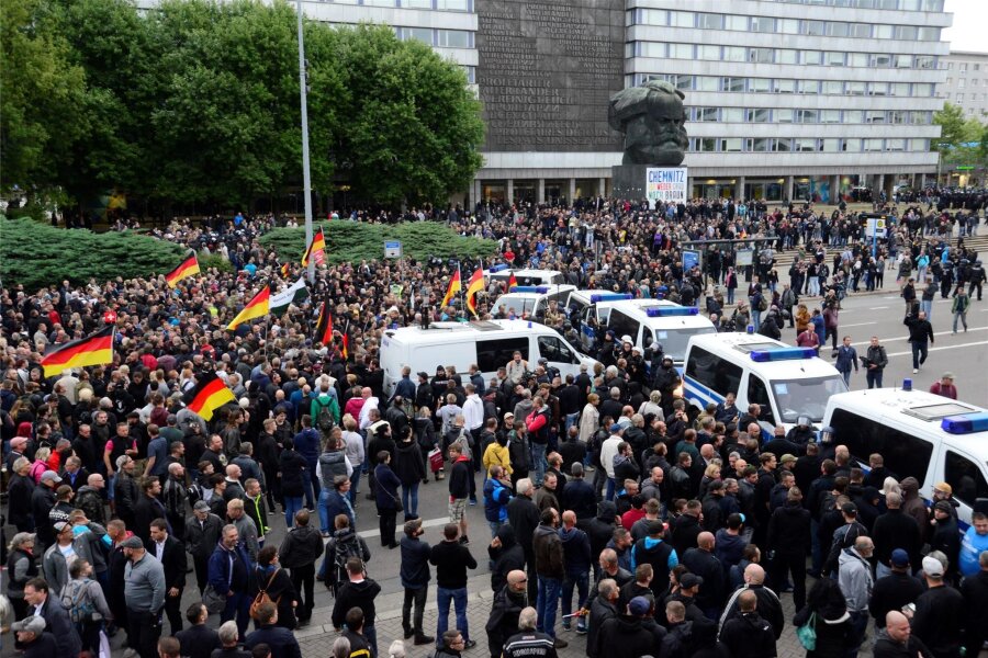Chemnitzer Gericht lehnt weiteren Prozess zu Ausschreitungen im Sommer 2018 ab - Chemnitz, 1. September 2018: Nach dem gewaltsamen Tod eines Chemnitzers waren Anhänger aus ganz Deutschland einem Aufruf von AfD und Pro Chemnitz gefolgt. Bis in den Abend hinein kam es zu Ausschreitungen und Übergriffen.