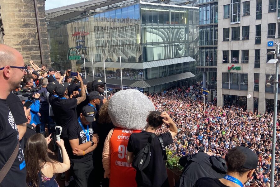Chemnitzer Glückseligkeit in Orange: So feierten Tausende die Europe-Cup-Helden der Niners - Die Niners auf dem Balkon des Chemnitzer Rathauses.