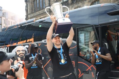 Chemnitzer Glückseligkeit in Orange: So feierten Tausende die Europe-Cup-Helden der Niners - Niners-Kapitän Jonas Richter mit dem Europe-Cup-Pokal vor dem Rathaus.