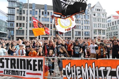 Chemnitzer Glückseligkeit in Orange: So feierten Tausende die Europe-Cup-Helden der Niners - Auf dem Chemnitzer Markt hatten sich am Nachmittag Tausende Fans der Niners versammelt.