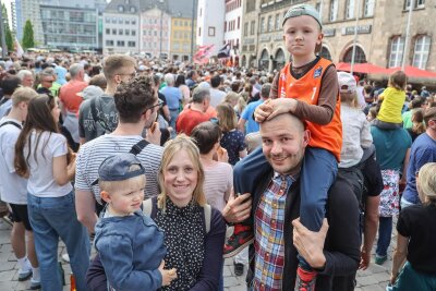Chemnitzer Glückseligkeit in Orange: So feierten Tausende die Europe-Cup-Helden der Niners - Genießen die Party in Familie: die Chemnitzer Niners-Fans Susan und Tilo Zemke mit ihren Söhnen Karl und Kuno (links).