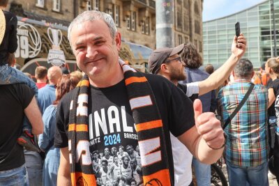 Chemnitzer Glückseligkeit in Orange: So feierten Tausende die Europe-Cup-Helden der Niners - Michael Welsch hat seit 2007 kaum ein Heimspiel der Niners verpasst.
