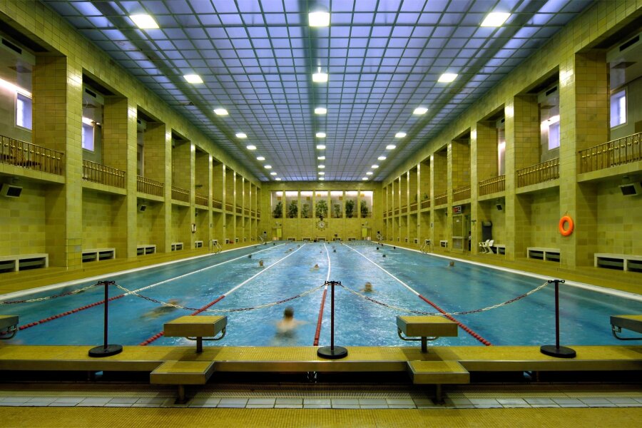 Chemnitzer Hallenbäder öffnen wieder regulär - Auf der 50-Meter-Bahn im Stadtbad geht es immer mittwochs ab 6 Uhr mit Frühschwimmen los.