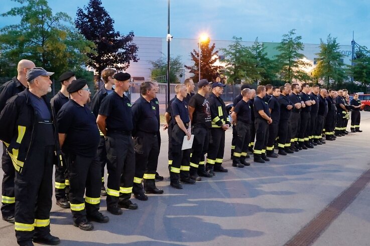 Am frühen Montagmorgen gegen 5.30 Uhr sind 44 Chemnitzer Feuerwehrleute mit neun Einsatzfahrzeugen zur Brandbekämpfung in die Sächsische Schweiz gestartet. 