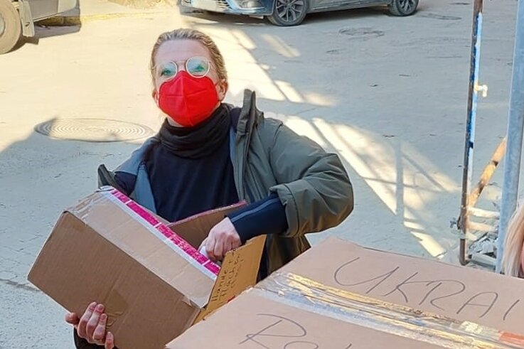 Die Chemnitzer Stadträtin und Landtagsabgeordnete Susanne Schaper (Linke) beim Ausladen der Hilfsgüter in Lwiw. In der Nacht zuvor hatte es im Umland der ukrainischen Stadt erstmals Luftangriffe gegeben. 