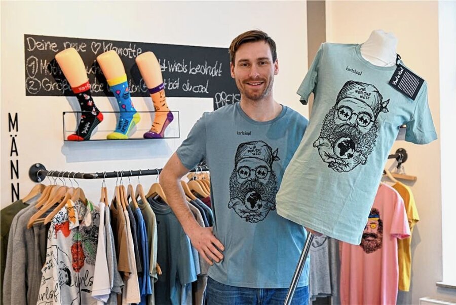 Chemnitzer Hilfsaktion: Ein T-Shirt für Syrien - Martin König in seinem Laden auf dem Brühl. Mit dem neu entworfenen T-Shirt sollen Spenden für syrische Erdbebenopfer gesammelt werden. 