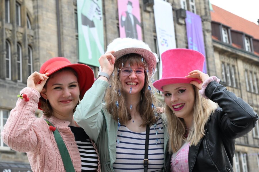 Chemnitzer Hutfestival ist eröffnet – Wenn eine Stadt drei Tage fröhlich ist - Michelle, Wiebke und Larissa (v. l.) kamen natürlich mit Hut.