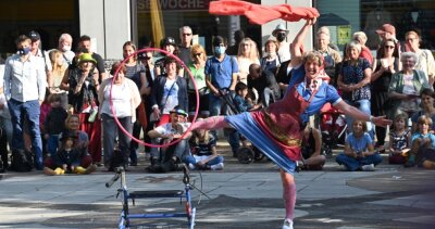 Chemnitzer Hutfestival: So haben es die Künstler erlebt - Sari Mäkelä spielt bei ihrer "Great Granny Show" eine über 90 Jahre alte Frau, die anfangs hüftsteif daherkommt, plötzlich aber fidel und beweglich wie eine junge Frau den Hula-Hoop-Reifen schwingt. 