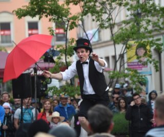 Chemnitzer Hutfestival soll auch in diesem Jahr stattfinden - Zum Hutfestival gehören, wie hier im Bild bei einer früheren Auflage, auch Jonglage, Akrobatik, Clownerie und Musik. In diesem Jahr soll es Ende Mai wieder stattfinden. 