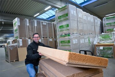 Chemnitzer Ideen aus Holzfaser gegen kalte Winter - Mitarbeiter Robby Fitzner von der Firma Udi Dämmsysteme zeigt eine Lösung, die aus einer Putzträgerplatte und einer flexiblen Holzfaserschicht besteht.