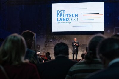 Chemnitzer IHK-Chef fordert den Bundeskanzler heraus: „Die Kommunen haben leere Kassen, die Unternehmer sind überfordert von den Regierungsvisionen“ - „Es ist ein Ort, an dem ich selber wohne“: Bundeskanzler Olaf Scholz (SPD) auf der Konferenz „Ostdeutschland 2030“.