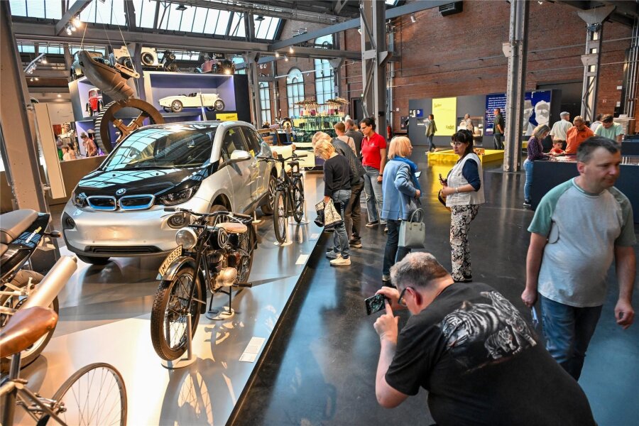 Chemnitzer Industriemuseum zeigt Filme unter freiem Himmel - Am Samstag werden mit Wasserstoff angetriebene Flitzer durch die Ausstellungshalle im Industriemuseum fahren.
