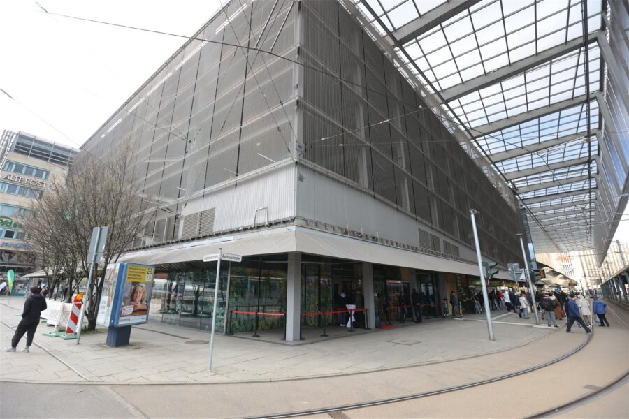 Chemnitzer Innenstadt: Ordnungsamt und Polizei beziehen Mini-Wache im einstigen McDonald‘s - Unter dem Parkhaus der Chemnitzer Galeria Kaufhof öffnet kommende Woche eine Anlaufstelle für mehr Sicherheit.