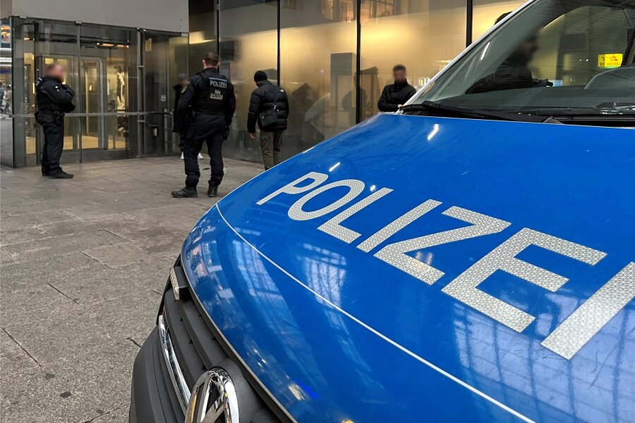 Chemnitzer Innenstadt: Polizei will konsequenter durchgreifen - Robustes Durchgreifen: Personenkontrolle in der Innenstadt von Chemnitz.