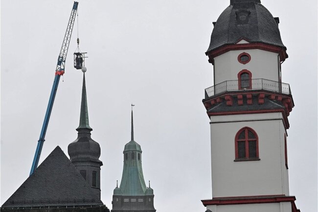 Chemnitzer Jakobikirche bekommt neues Kreuz aufgesetzt - Ein kran hob die Kugel und das Kreuz am Donnerstagvormittag auf die Kirche. 