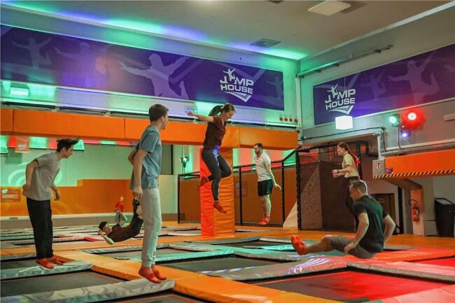 Chemnitzer "Jump House" im Vita-Center öffnet Karfreitag - das erwartet die Besucher - Bisher springen die Trainer noch allein in der Halle des neuen "Jump House" im Vita-Center. Am Freitag geht es los.