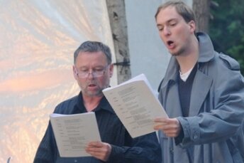 Aus "Faust" lasen Werner Haas (links) und Christian Strohm am Samstag auf der Küchwaldbühne.  