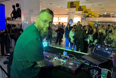 Chemnitzer Kaufhaus wird zum Club: DJs, Shirts und tanzen mitten in der Galeria - Matthias Harzdorf alias DJ Mathew sorgte mit seiner DJ-Schule für den richtigen Sound.