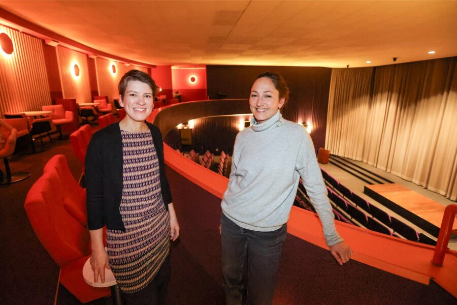 Chemnitzer Kino Metropol eröffnet jahrelang ungenutzten Rang - Maret Wolff, Inhaberin des Kinos Metropol und Architektin Eva Samland freuen sich über den neuen, alten Rang.