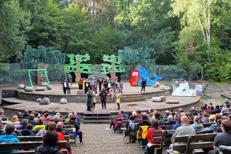 250 Besucher verfolgten die Premiere des Theaterstücks "Die Konferenz der Tiere" am Samstagabend auf der Küchwaldbühne.