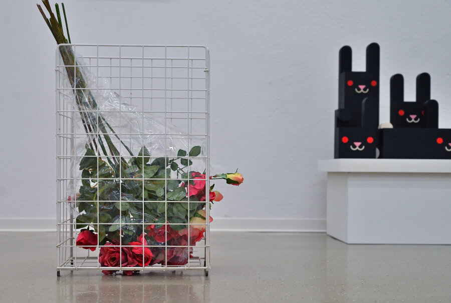 Die Kunstblumen-Installation "Power of Love" oder  "Die Akzeptanz der Einsamkeit" von Thomas Judisch kontrastiert in der Galerie Borssenanger mit dem Gemeinsinn der "Hasenfamilie" der Künstlergruppe Doppeldenk.