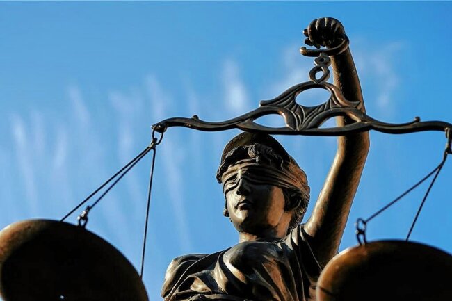 Chemnitzer Landgericht:  Bewährung für 600 Mal "Sieg Heil!" - Chemnitzer Landgericht fällt Urteil im Prozess um Nazi-Parolen (Symbolbild). 