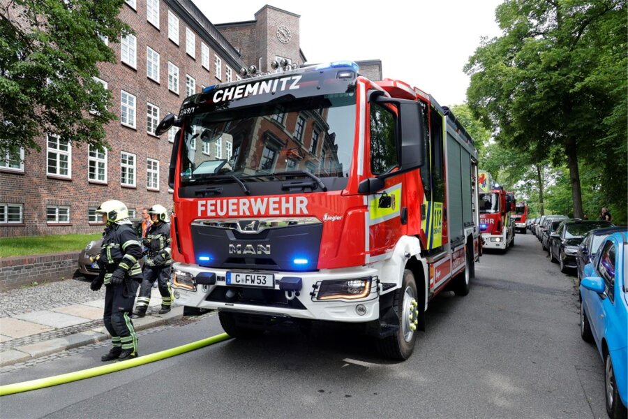 Chemnitzer Landgericht evakuiert: 250 Personen müssen Gebäude wegen einer Übung verlassen - Die Feuerwehr übte am Montag den Fall eines Brandes im Keller des Landgerichts an der Hohen Straße.