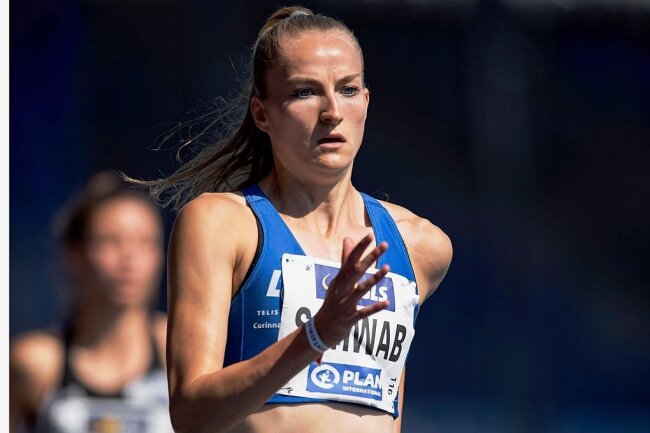 Corinna Schwab vom LAC Chemnitz steht im Finale des 400-Meter-Laufes bei den Deutschen Meisterschaften in Braunschweig.