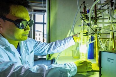 Chemnitzer legen Grundstein für neue Molekular-Maschinen - Ein Mitarbeiter des Chemnitzer Forscherteams bei der Lichtexposition des entdeckten Stoffs. 
