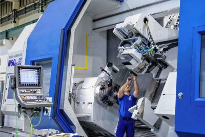Chemnitzer Maschinenbauer Niles-Simmons überwindet das Corona-Tief - Nazhmiddin Bahkridinov aus Usbekistan arbeitet an der Inbetriebnahme eines 80 Tonnen schweren Dreh-Fräs-Bearbeitungszentrums. 