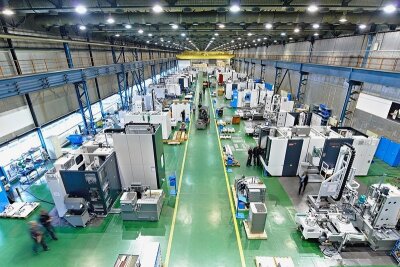 Chemnitzer Maschinenbauer setzt auf flexiblere Produkte - Blick in eine der Produktionshallen des Werkzeugmaschinenbauers Starrag in Chemnitz. 