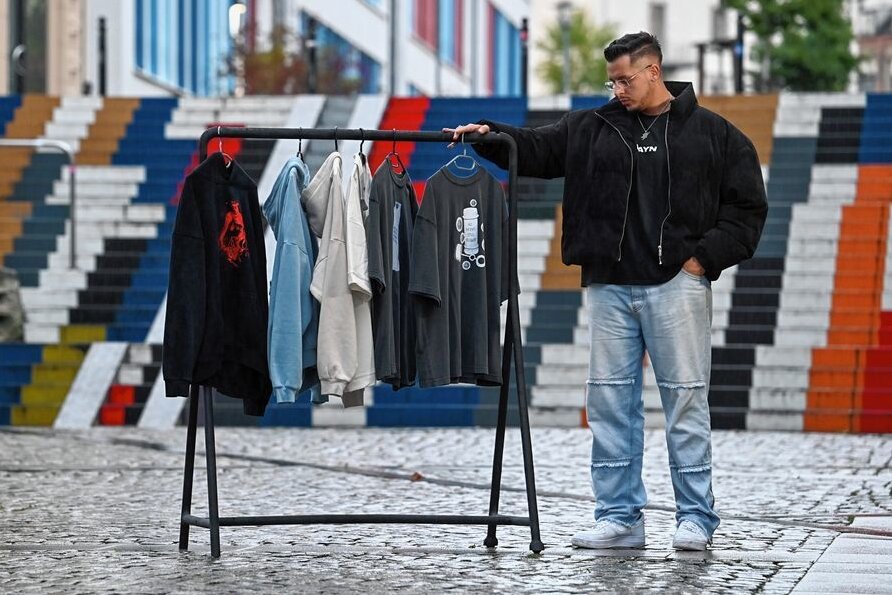 Chemnitzer Mode-Designer: Ein Mann, sein Style und der Hip-Hop - Ramy Töpperwien alias Ramy Chris ist vielleicht der aufstrebendste Designer aus der Stadt. Mit seinen Shirts und Pullovern hat er sich in der Hip-Hop-Szene einen Namen gemacht. Und das Unternehmen wächst mit jeder Kollektion, die er mehrfach im Jahr auf den Markt bringt. 