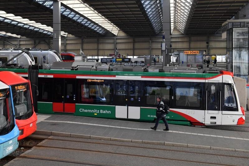 Chemnitzer Modell wächst mit Lückenschluss nach Limbach - Ein Straßenbahnzug (r) vom Chemnitzer Modell fährt aus dem Hauptbahnhof.