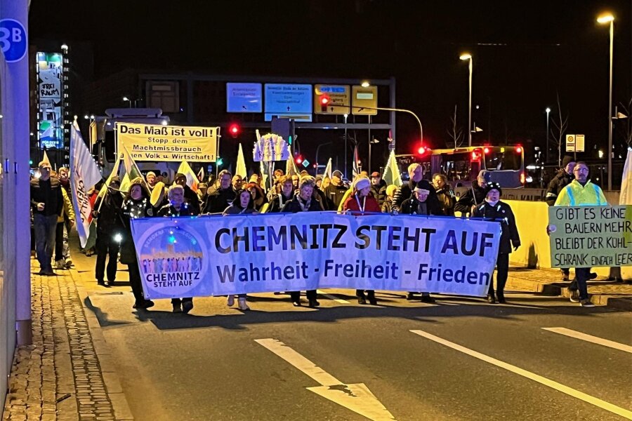 Chemnitzer Montagsprotest bekommt Unterstützung aus Mittelsachsen - Einige Hundert Menschen haben sich in dieser Woche an dem Montagsprotest in Chemnitz beteiligt.