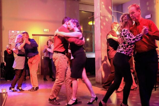 Chemnitzer Mozart-Gesellschaft setzt für die Kulturhauptstadt 2025 auf argentinischen Tango - Zweimal im Monat treffen sich Chemnitzer zum Tango im Weltecho. Seit zehn Jahren ist das so. Es kommt aber selten jemand Neues dazu.