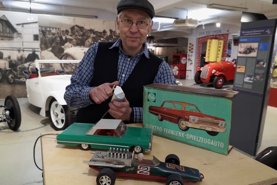 Museumsleiter Dirk Schmerschneider hofft nach der Wiedereröffnung des Fahrzeugmuseums auf Besucherinteresse an den "Spielzeugträumen aus der DDR", der aktuellen Sonderschau. 