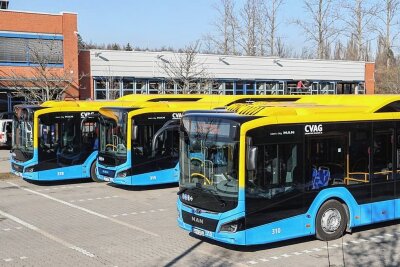 Chemnitzer Nahverkehr: Wie öko sind die neuen Busse der CVAG wirklich? - Einige der neuen Biogas-Hybridbusse auf dem Betriebshof des Nahverkehrsbetriebes CVAG an der Chemnitzer Werner-Seelenbinder-Straße.