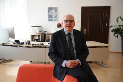 Chemnitzer Oberbürgermeister traut sich das Trauen - Sven Schulze ist jetzt nicht nur in seinem Büro (Foto), sondern auch im Standesamt anzutreffen.