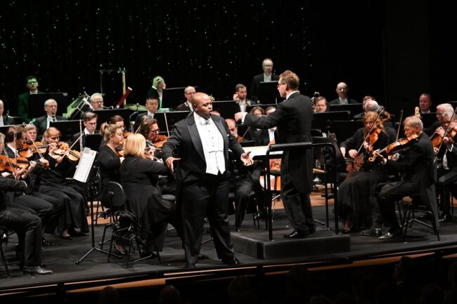 Chemnitzer Opernball: Künstler des Abends im Kurzporträt - Tenor Siyabonga Maqungo auf der Opernballbühne.