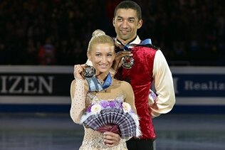 Aljona Savchenko und Robin Szolkowy mit der Goldmedaille bei der Siegerehrung.  